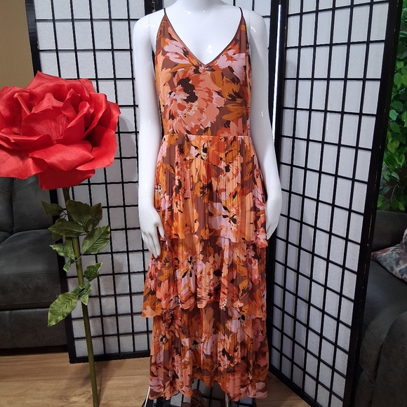 WHITE HOUSE BLACK MARKET. Pretty Long, Layered floral design - Picture 3 of 16